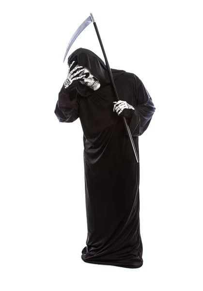 Halloween Traje Esqueleto Ceifeiro Sombrio Vestindo Manto Preto Fundo Branco — Fotografia de Stock