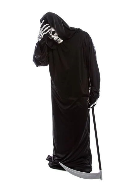 Halloween Traje Esqueleto Ceifeiro Sombrio Vestindo Manto Preto Fundo Branco — Fotografia de Stock