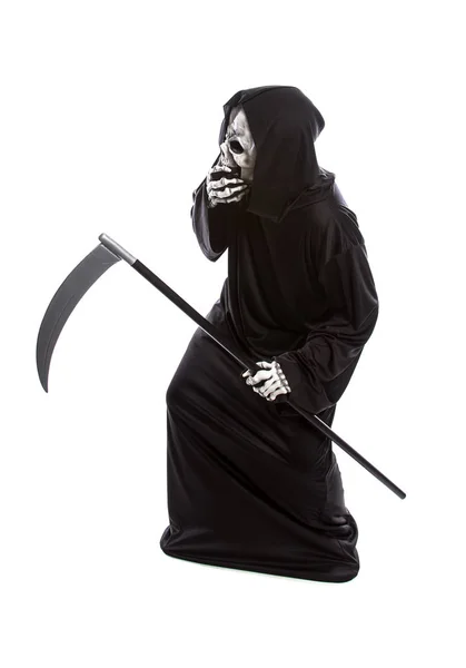 Halloween Kostým Kostra Smrtka Sobě Černé Roucho Bílém Pozadí Rozčileně — Stock fotografie