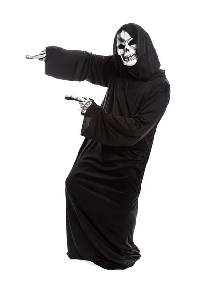 Halloweenkostym Ett Skelett Liemannen Klädd Svart Mantel Vit Bakgrund Presenterar — Stockfoto