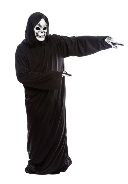 万圣节服装的骨架严峻的收割者穿着黑色长袍在白色背景展示或广告的东西 — 图库照片