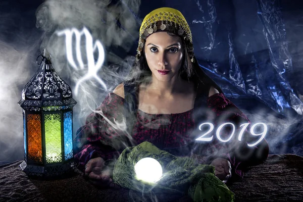 Psychische Fortune Teller Met Kristallen Bol Horoscoop Sterrenbeeld Maagd — Stockfoto