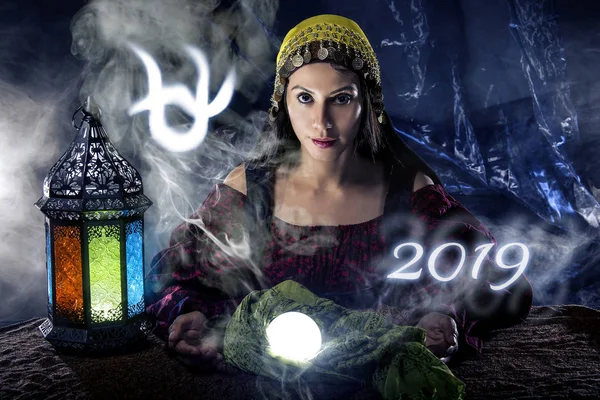 Psykiska Eller Fortune Teller Med Kristallkula Och Horoskop Stjärntecken Ormbäraren — Stockfoto