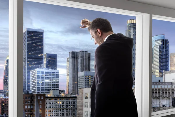 Hombre Negocios Mediana Edad Mirando Por Una Ventana Oficina Brillante —  Fotos de Stock