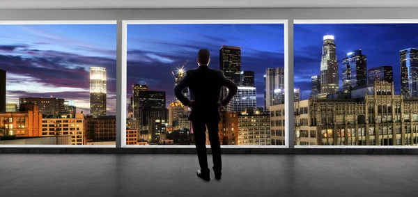 Hombre Negocios Mediana Edad Mirando Por Una Ventana Oficina Brillante —  Fotos de Stock