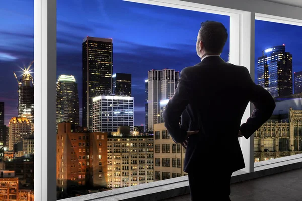 Hombre Negocios Mediana Edad Mirando Por Una Ventana Oficina Brillante —  Fotos de Stock