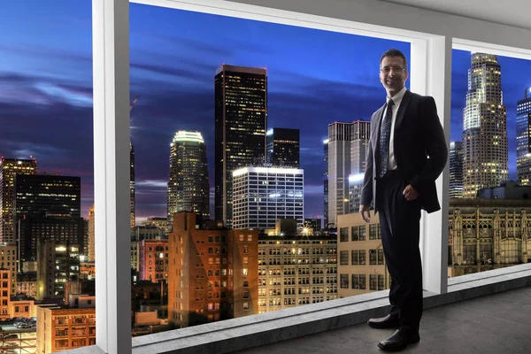 Hombre Negocios Mediana Edad Mirando Por Una Ventana Oficina Brillante —  Fotos de Stock