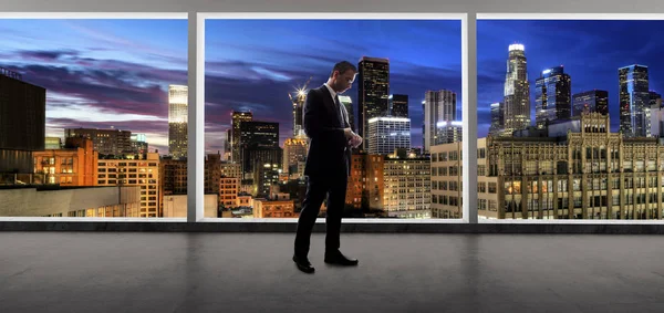 Hombre Negocios Mediana Edad Mirando Por Una Ventana Oficina Brillante —  Fotos de Stock