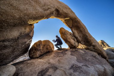 Bir cep telefonu kamera California çöl peyzaj ile mobil fotoğrafçılık alarak Turizm.