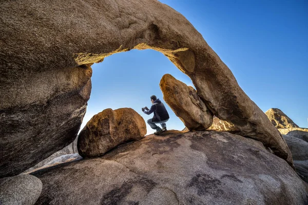 Turist Tar Mobil Fotografering Med Mobiltelefon Kamera California Ökenlandskap — Stockfoto