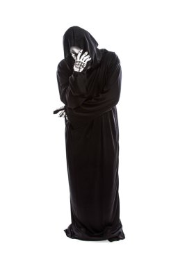 Üzgün veya depresif ifadeleri el hareketi beyaz bir arka plan üzerinde siyah bir elbise giyen bir iskelet azrail Halloween kılık