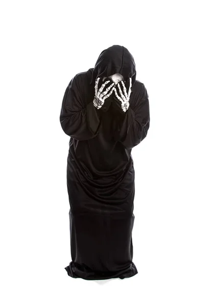 Traje Halloween Ceifeiro Sombrio Esqueleto Vestindo Manto Preto Fundo Branco — Fotografia de Stock