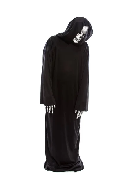 Traje Halloween Ceifeiro Sombrio Esqueleto Vestindo Manto Preto Fundo Branco — Fotografia de Stock