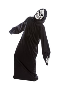 Bir siyah elbise almak gibi bir beyaz arka plan oyunculuk HIT veya dayak biri tarafından giyen bir iskelet Azrail Halloween kılık