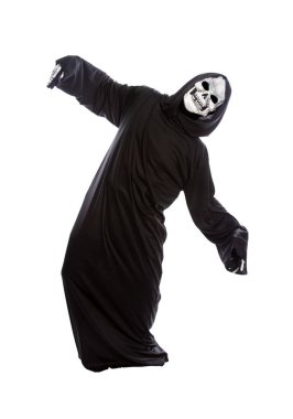 Bir siyah elbise almak gibi bir beyaz arka plan oyunculuk HIT veya dayak biri tarafından giyen bir iskelet Azrail Halloween kılık