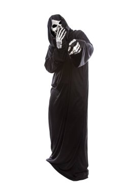 Korkmuş ya da korkmuş davranıyorsun beyaz bir arka plan üzerinde siyah bir elbise giyen bir iskelet Azrail Halloween kılık