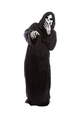 Korkmuş ya da korkmuş davranıyorsun beyaz bir arka plan üzerinde siyah bir elbise giyen bir iskelet Azrail Halloween kılık