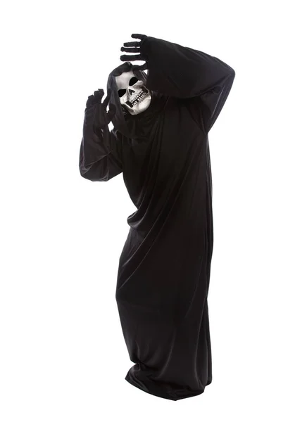 Halloween Traje Esqueleto Ceifeiro Sombrio Vestindo Manto Preto Fundo Branco — Fotografia de Stock