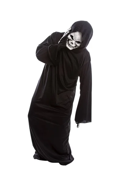 Halloween Traje Esqueleto Ceifeiro Sombrio Vestindo Manto Preto Fundo Branco — Fotografia de Stock