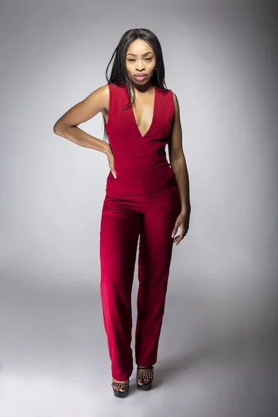 Fekete Afrikai Amerikai Női Modell Egy Elegáns Piros Alkalmi Ruházat — Stock Fotó