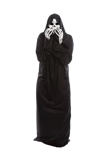 Halloween Traje Esqueleto Ceifeiro Sombrio Vestindo Manto Preto Fundo Branco — Fotografia de Stock