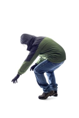 Dağcı veya beyaz bir arka planda ve kompozitler için izole uzun yürüyüşe çıkan kimse. Adam bir şey tırmanıyor ve macera ve doğa sporları gösteriyor gibi davranıyor. 