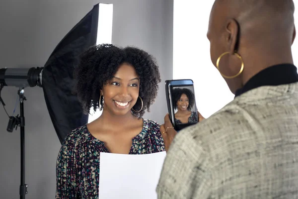 Atriz Negra Fazendo Uma Audição Auto Fita Câmera Telefone Celular — Fotografia de Stock