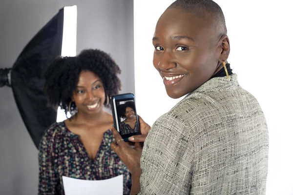 Schwarze Schauspielerin Beim Vorsprechen Handykamera Einem Studio Während Sie Einem — Stockfoto