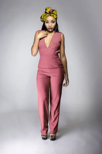 Siyah Afrikalı Amerikalı Kadın Moda Model Giyen 2019 Renk Pantone — Stok fotoğraf