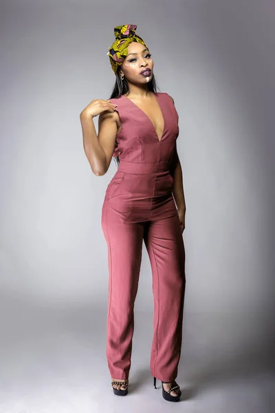 Fekete Afro Amerikai Női Divat Modell Visel 2019 Szín Pantone — Stock Fotó
