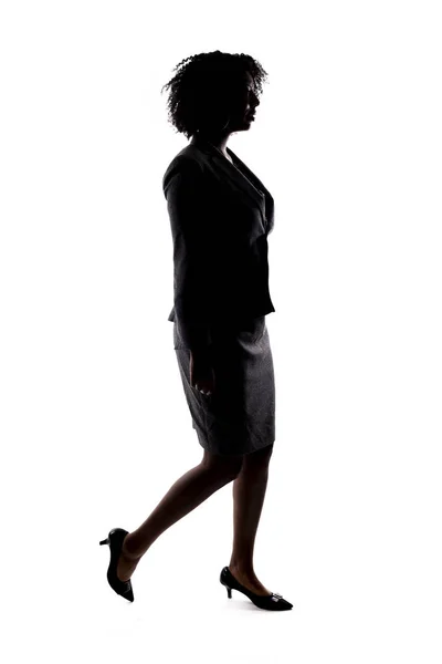Silhouette Una Donna Affari Nera Che Cammina Vista Laterale Isolata — Foto Stock