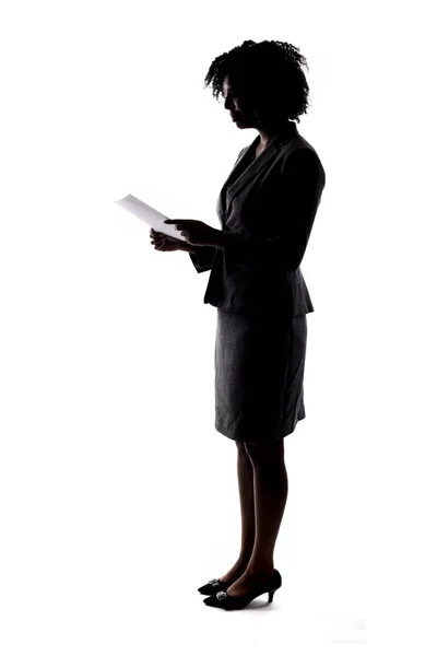 Silueta Unei Femei Afaceri Negre Care Citește Document Raportează Sau — Fotografie, imagine de stoc