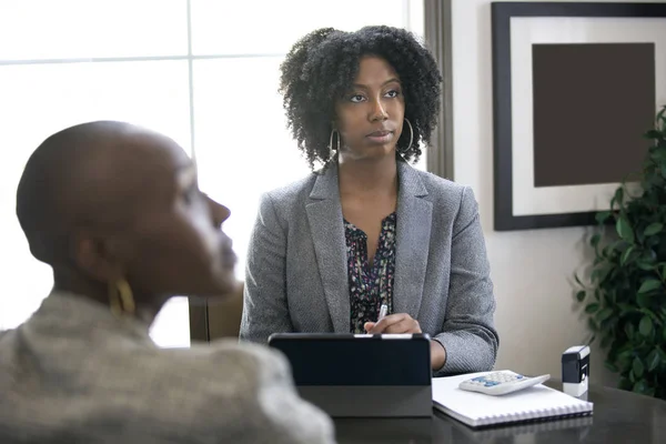 Mulher Negra Empresária Escritório Com Cliente Dando Aconselhamento Jurídico Sobre — Fotografia de Stock