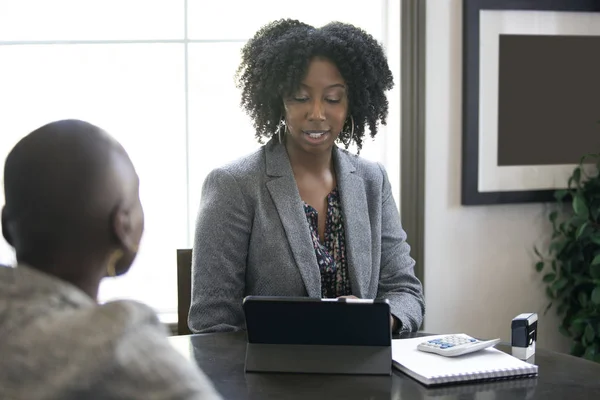 Mulher Negra Empresária Escritório Com Cliente Dando Aconselhamento Jurídico Sobre — Fotografia de Stock