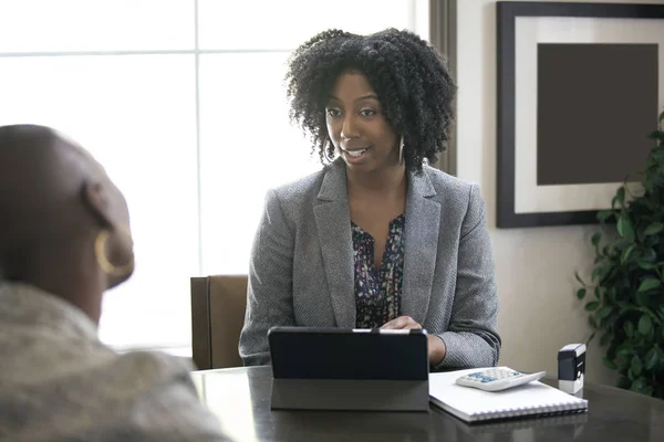 Mujer Negra Empresaria Una Oficina Con Cliente Dando Asesoría Legal — Foto de Stock