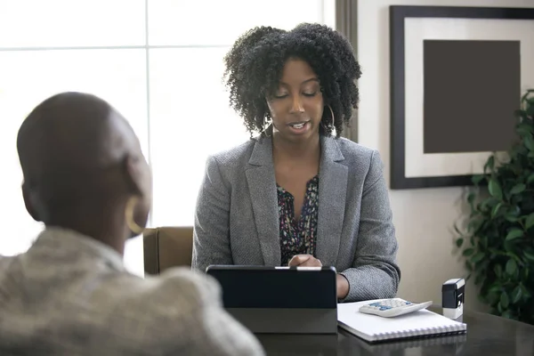 Mujer Negra Empresaria Una Oficina Con Cliente Dando Asesoría Legal — Foto de Stock