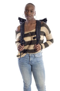 Siyah Afrika kökenli Amerikalı kadın beyaz bir arka plan üzerinde izole bir sırt çantası giyiyor. O bir turist veya bir uzun yürüyüşe çıkan kimse trekking gibi standiing o. 