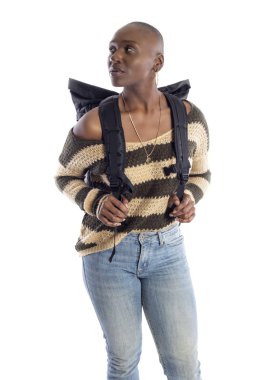 Siyah Afrika kökenli Amerikalı kadın beyaz bir arka plan üzerinde izole bir sırt çantası giyiyor. O bir turist veya bir uzun yürüyüşe çıkan kimse trekking gibi standiing o. 