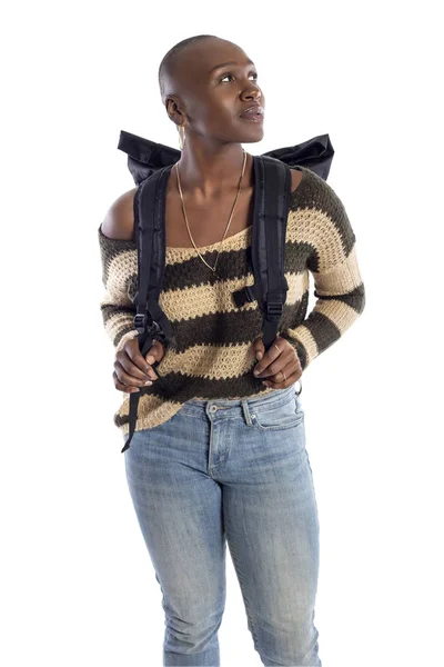 黑人非洲裔美国女性穿着一个背包 在白色的背景中被隔离 她在坚持 就像一个游客或徒步旅行者一样 — 图库照片