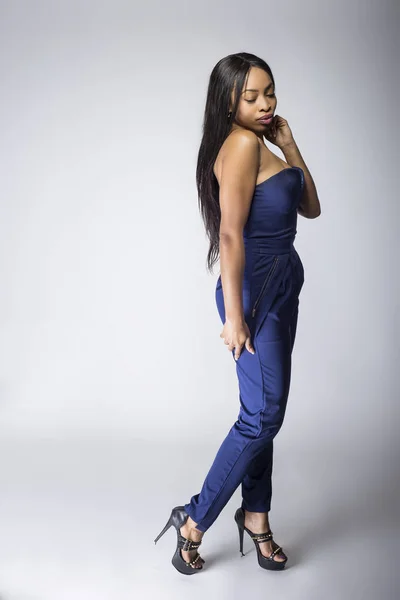 Sexy Zwarte Vrouwelijke Fashion Model Kleding Met Blauwe Broek Outfit — Stockfoto