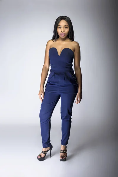 Seksi Siyah Kadın Moda Modeli Giyim Giyim Ile Mavi Pantolon — Stok fotoğraf