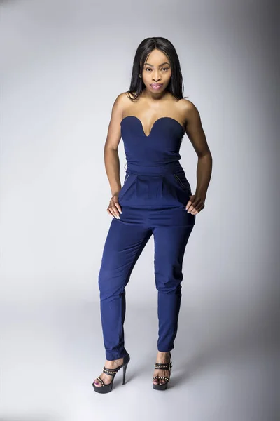 Seksi Siyah Kadın Moda Modeli Giyim Giyim Ile Mavi Pantolon — Stok fotoğraf