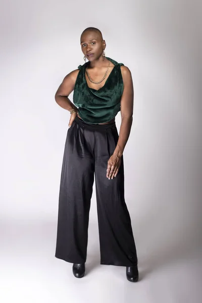 Zwarte Afro Amerikaanse Vrouwelijke Fotomodel Poseren Met Trendy Kale Kapsel — Stockfoto
