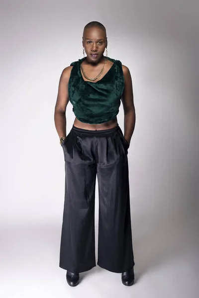 Modello Moda Afroamericano Nero Femminile Posa Con Acconciatura Calva Alla — Foto Stock
