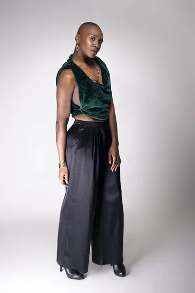 Modello Moda Afroamericano Nero Femminile Posa Con Acconciatura Calva Alla — Foto Stock
