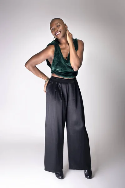 Černá Africká Americká Žena Modelka Pózuje Trendy Účes Plešatý Stylové — Stock fotografie