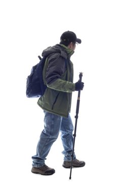 Dağcı veya beyaz bir arka planda ve kompozitler için izole uzun yürüyüşe çıkan kimse. Adam bir şey tırmanıyor ve macera ve doğa sporları gösteriyor gibi davranıyor. 