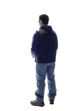 Dağcı veya kompozit için beyaz bir arka plan bakarak uzun yürüyüşe çıkan kimse. Açık hava etkinliği ve macera tasvir bir manzaraya bakıyor gibi adam izole ve oyunculuk.