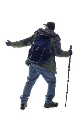 Dağcı veya beyaz bir arka planda ve kompozitler için izole uzun yürüyüşe çıkan kimse. Adam bir şey tırmanıyor ve macera ve doğa sporları gösteriyor gibi davranıyor. 