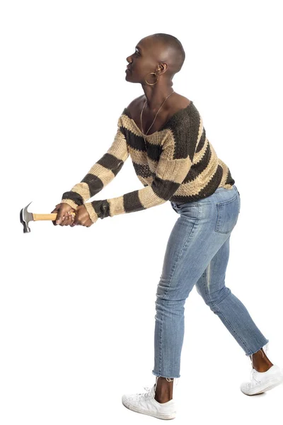 Black African American Kobieta Swinging Młotek Udając Uderzyć Lub Rozbić — Zdjęcie stockowe